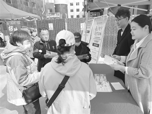 济南住房公积金工作人员为市民讲解公积金惠民政策